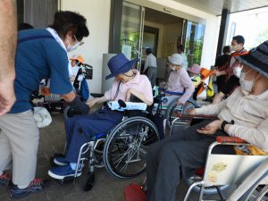 ６月　ボランティアさんとお散歩へいきました。